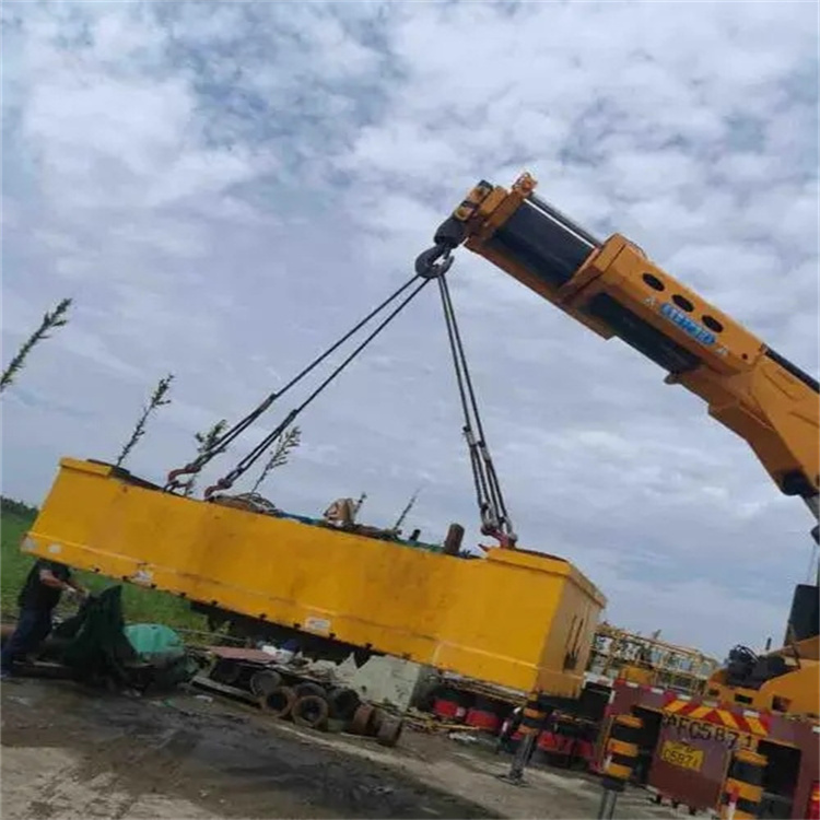 白茅湖农场吊运集装箱的吊车